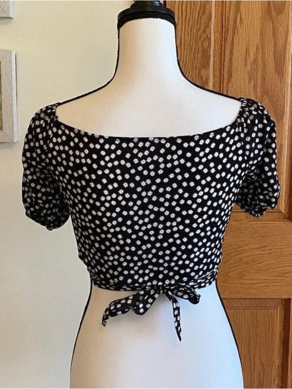 Black & White Floral Puff Sleeve Crop Top - Picture 2 of 2